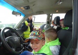 Przedszkolaki w samochodzie policyjnym